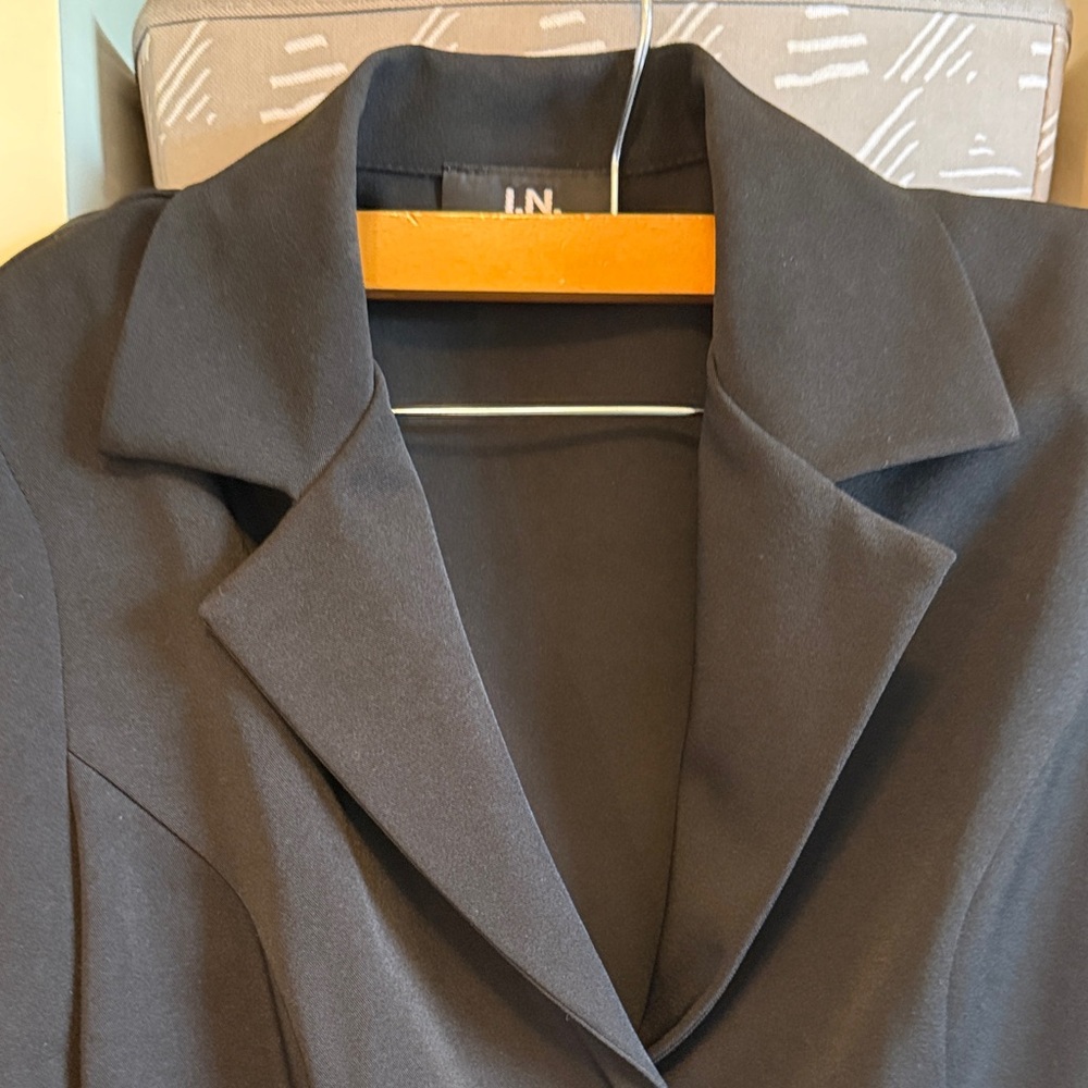 Chic Black Women's Blazer - Picture 3 of 10